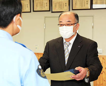 少年補導栄誉金章の表彰を受けた田中強さん