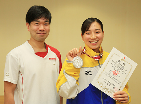 女子50メートル自由形で全国ランキング2位に認定された舩本愛子さん。左は小猿健一コーチ