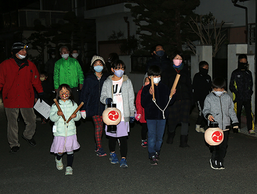 拍子木を打ち鳴らして「火の用心」を呼び掛けた南宮町の夜回りボランティア