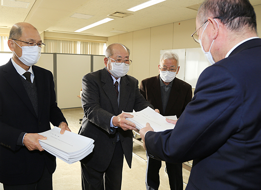 住民投票条例の制定を遠山寛町長に直接請求した上郡産廃問題対策協議会