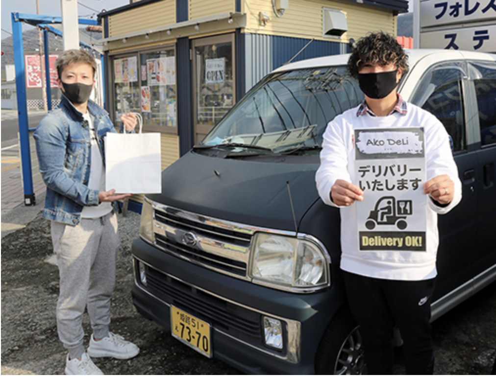 出前宅配代行サービス「アコデリ」を運営している山崎章弘さん(右)と清水龍聖さん