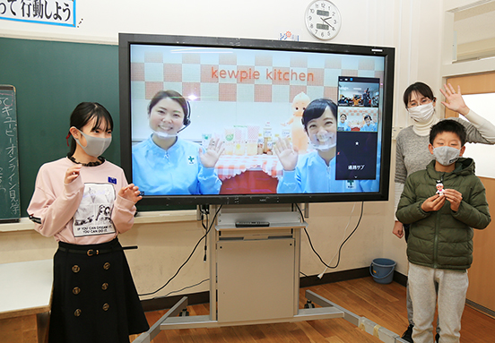 キユーピー神戸工場とリモート中継で行われたオンライン工場見学