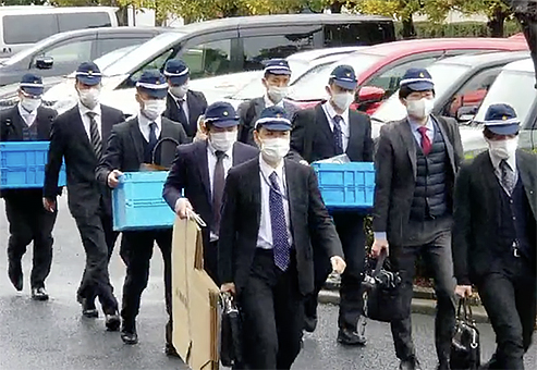 赤穂市役所に家宅捜索に入る兵庫県警の捜査関係者