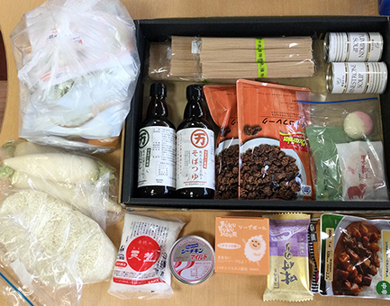 支援を必要とする学生向けに無償提供された食品セット=フードバンクあこう提供