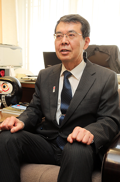 任期を折り返し、今後の市政展望について取材に答える牟礼正稔市長