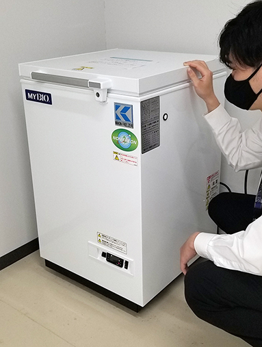 赤穂すこやかセンターに届いた超低温冷凍庫