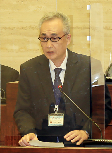 再任同意を受け、あいさつする尾上慶昌教育長