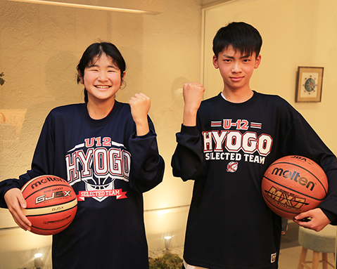 県選抜チームに選ばれた児島逞徳君と小林実結さん