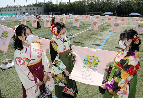卒業を祝うメッセージTシャツが並んだ関西福祉大学グラウンド