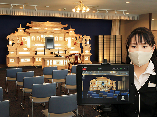 オンライン葬儀に使用するタブレット。カメラで式場を撮影して映像と音声をリアルタイムで配信する