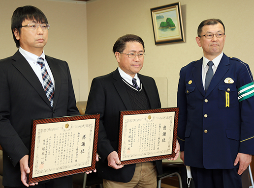 詐欺容疑者逮捕に貢献して署長感謝状を贈られた御崎タクシーの佐用大輔常務(左)と赤穂タクシーの守岡正彦社長