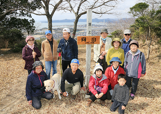 力を合わせて向山の登山道や頂上周辺を整備した地域のみなさん