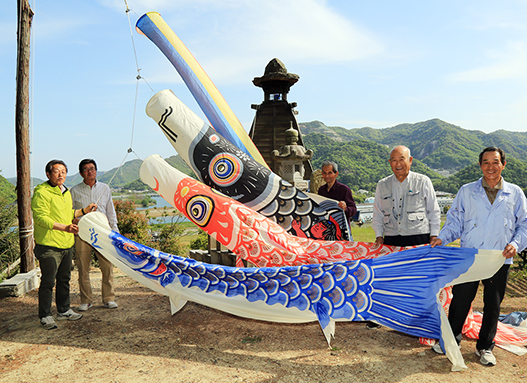 東有年八幡神社境内にこいのぼりを掲揚する地元のみなさん