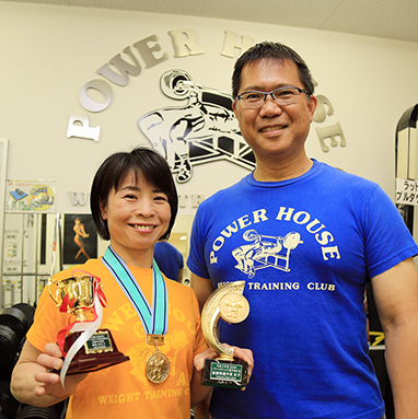 全日本パワーリフティング選手権で25度目の優勝を果たした福島友佳子さんと準優勝の和文さん