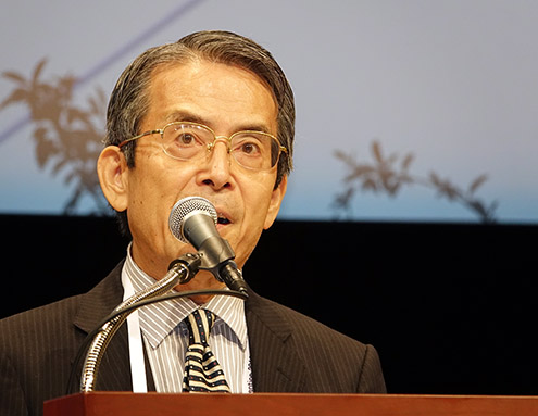 水素エネルギー協会の国際会議でスピーチする西宮伸幸さん=西宮さん提供