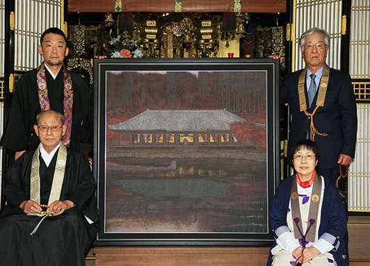姫路市美術展の市長賞受賞作「浄瑠璃寺夕影」を安養寺に献画した橋本正史さん=後列右