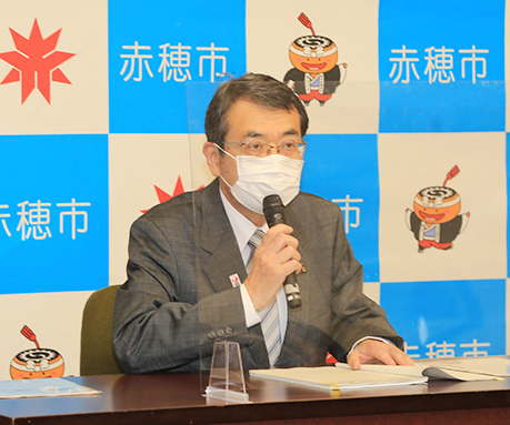 定例会見で新型コロナワクチン対応などについて語った牟礼正稔市長