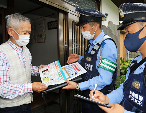警察官が詐欺への注意を呼び掛けた特別巡回