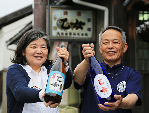『乙女』の新商品を手にする奥藤利文社長と益田美穂子さん
