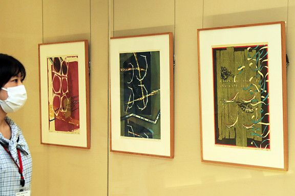 小畑勉など郷土ゆかりの3人の作品が並ぶ特集展示