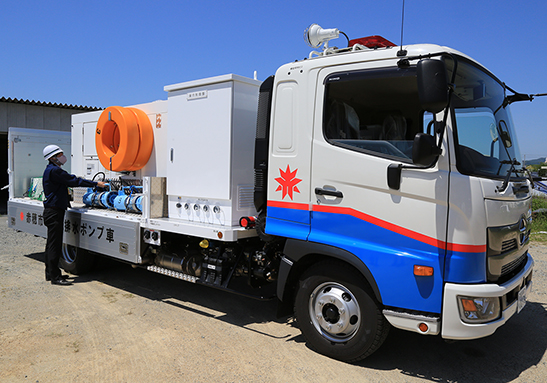 赤穂市が新たに導入した排水ポンプ車