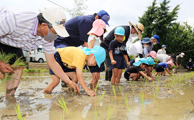 2年ぶりに子どもたちも参加して行われた東有年八幡神社のお田植え祭
