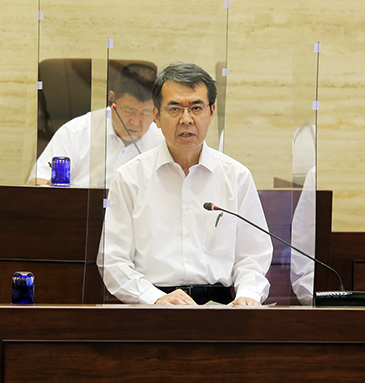 議会で答弁する牟礼正稔市長