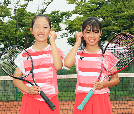 赤穂ジュニアソフトテニスクラブから13年ぶりとなる近畿小学生選手権に出場する豆崎利恩さん(右)とパートナーの安田芽咲さん