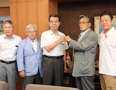 牟礼正稔市長と面談した勝田三好会長=右から2人目=ら新役員