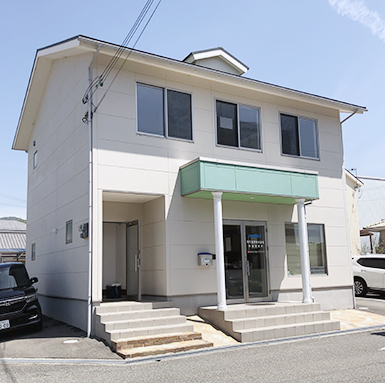 外観(2階で営業しています)