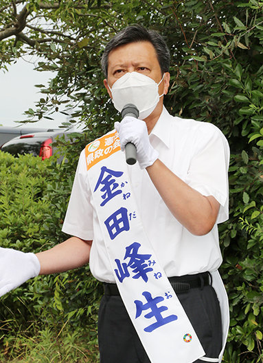 赤穂市内で街頭演説する金田峰生候補