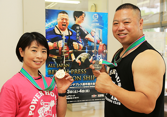 全日本ベンチプレス選手権で優勝した福島友佳子さん、2位の渡辺雄次さん
