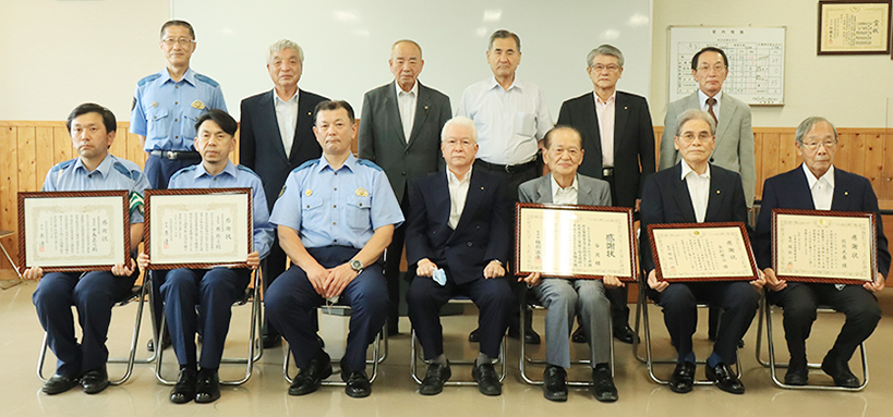 赤穂地区警察官友の会の優良警察官表彰式=同会提供