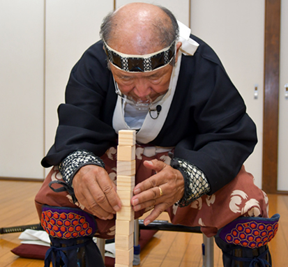 赤穂義士にちなんで積み木47個の積み上げに挑んだ平田孝光さん