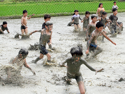 2年ぶりの「どろんこ運動会」で泥だらけになって楽しんだ子どもたち