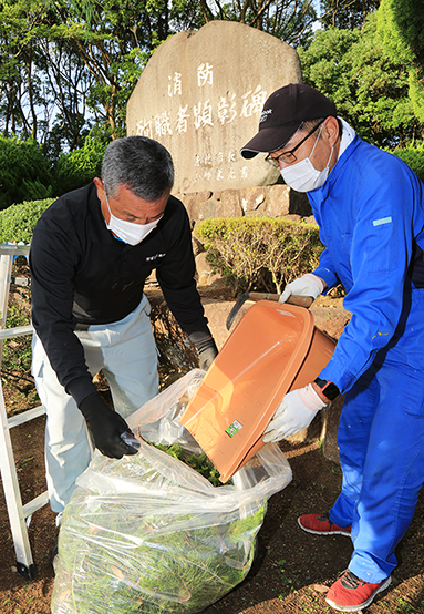 消防殉職者慰霊碑の周辺を美化清掃した「緋ぐるま会」の会員