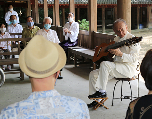 大避神社で演奏を奉納したギタリストの辻幹雄さん