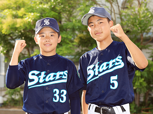 ヤングリーグジュニア選手権で準優勝した佐用スターズの福井睦君(右)と神代晋君