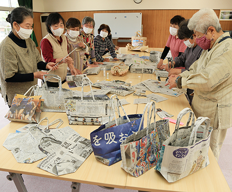 古新聞エコバッグ作りに取り組んでいるボランティアのみなさん