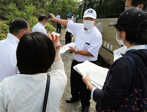 市内の管理型産廃処分場計画地を視察した議員団