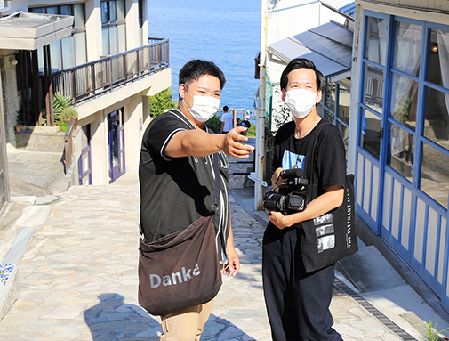 スタッフとロケ地を下見する粟井モネさん(左)