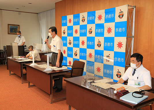臨時記者会見で赤穂市民病院の経営検討委員会設置を発表する牟礼正稔市長。右は藤井隆院長