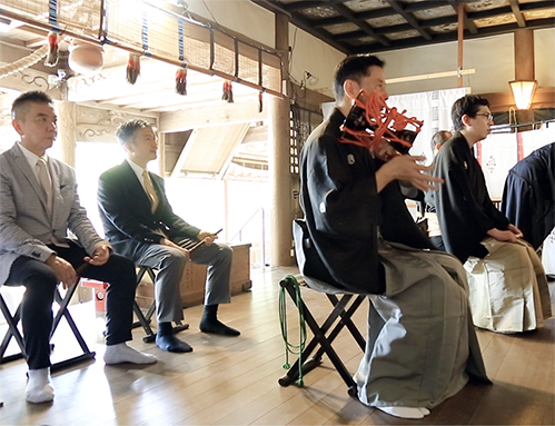 大避神社で能楽を奉納した大倉源次郎さんと金春憲和さん(右)