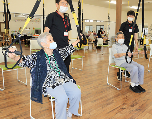 トレーニングを健康維持に役立てている100歳の山崎光子さん(左)と99歳の井内清さん