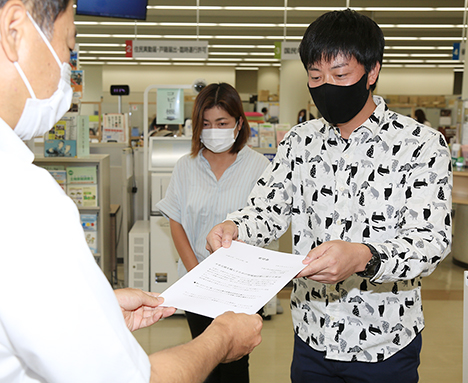 野良猫の不妊去勢手術費助成制度の創設を求めて要望書を提出する土居裕二代表