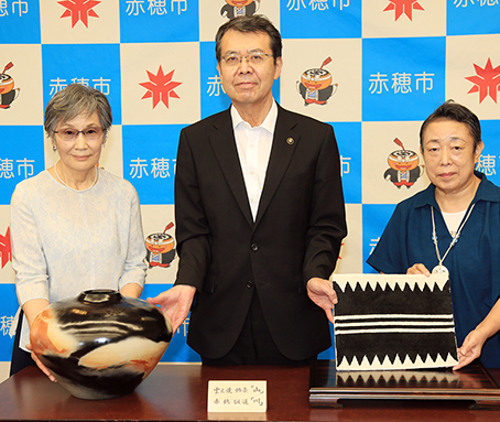 市制施行70周年を記念して寄贈された赤穂雲火焼と赤穂緞通