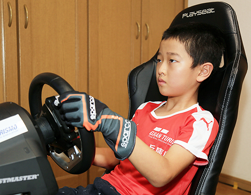 全国都道府県対抗eスポーツ選手権へ向けてトレーニングする石野弘貴君