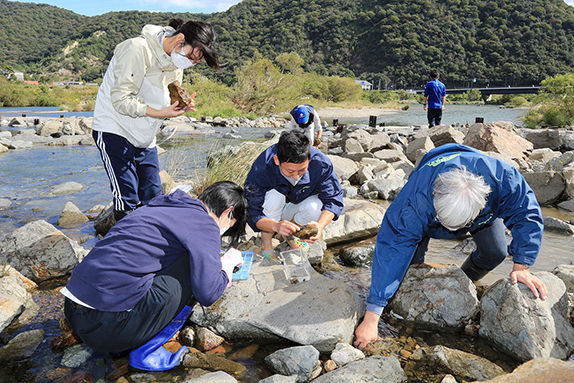 今年で49回目となったライオンズクラブの千種川水生生物調査