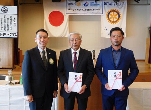 赤穂ロータリークラブが2自治会に防犯カメラを贈った贈呈式=同会提供