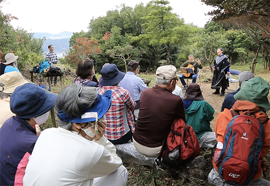 野外で演奏に耳を傾けた「雄鷹台山コンサート」